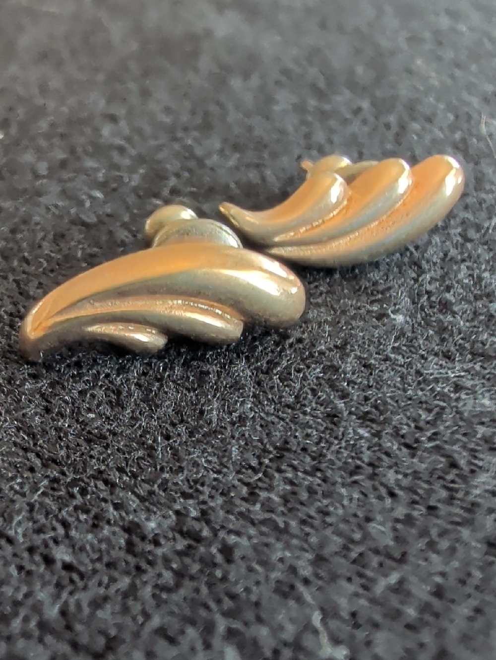 Retro Curved Gold-Tone Wave Stud Earrings